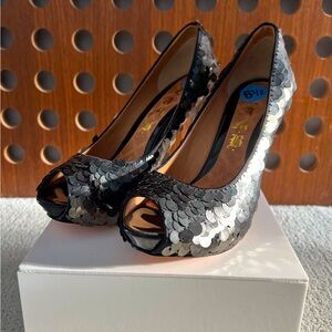 L. A. M. B. // Peep Toe Heels SIZE 6.5. Gunmetal Pailettes.